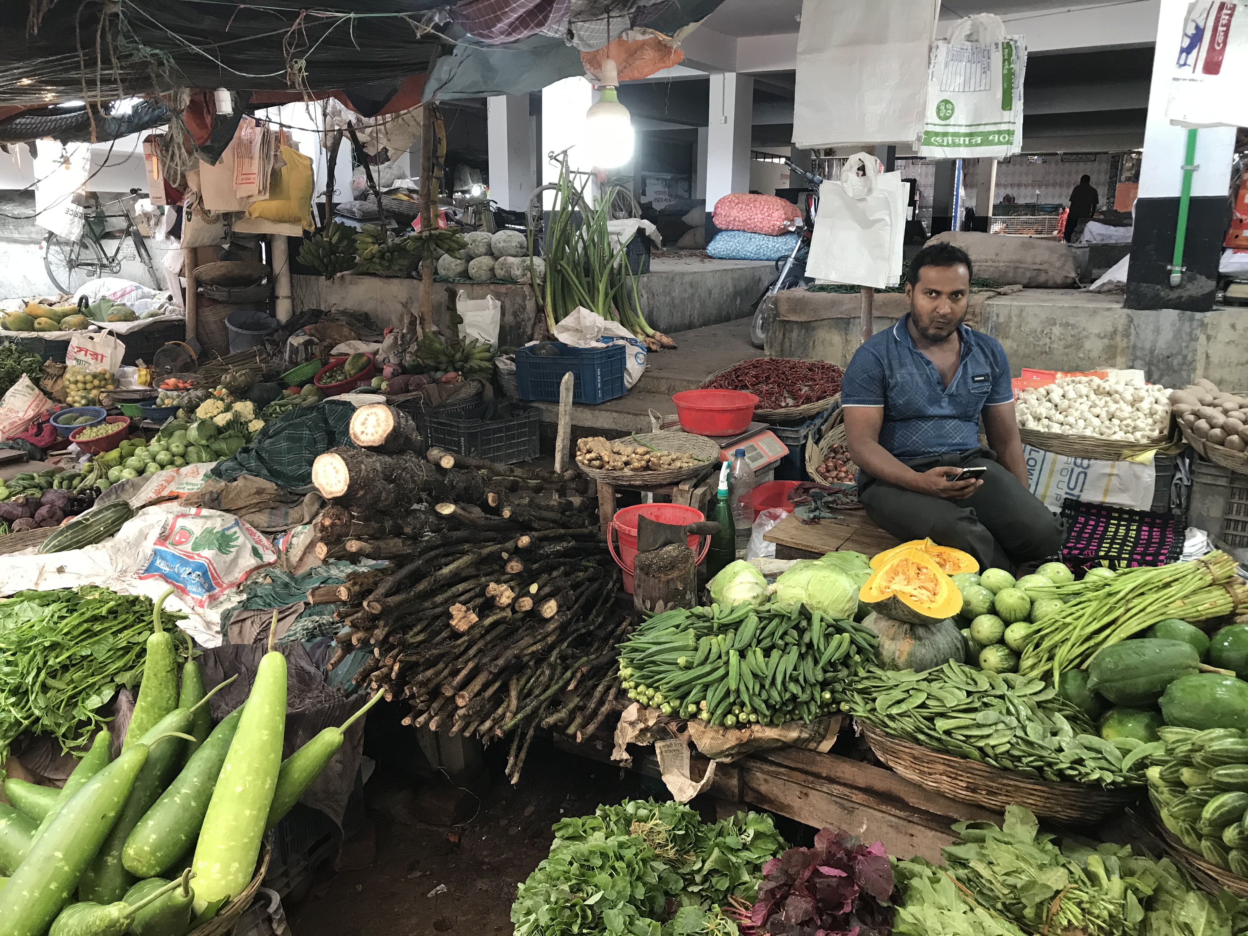 A food market in Noapara by Hanna Ruszczyk